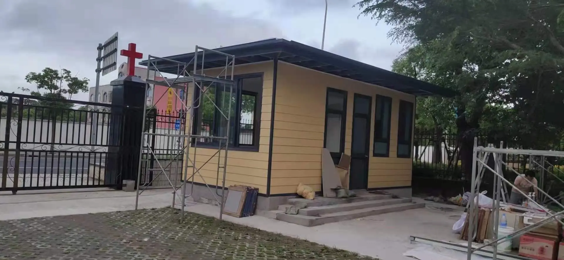 Modular prefab light steel structure OSB prefabricated house . 